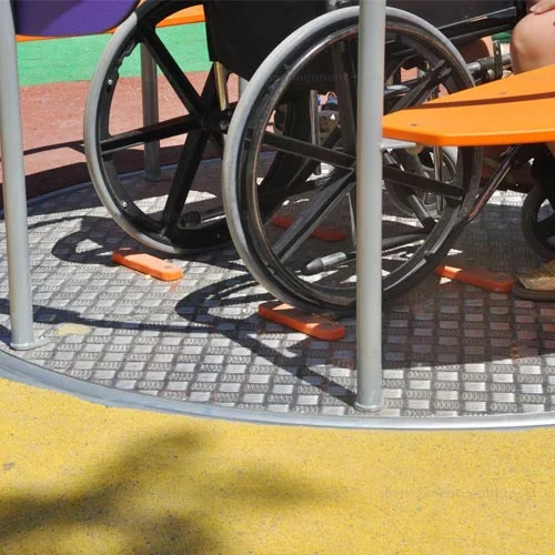 Carrousel pour aire de jeux accessible en fauteuil roulant